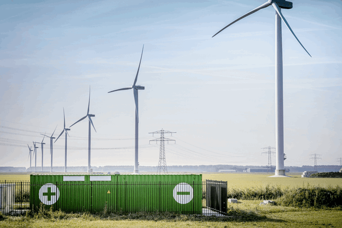 Combinatie van zonnepanelen op land, windmolens en batterijen