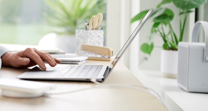 Vrouw met een laptop op een bureau