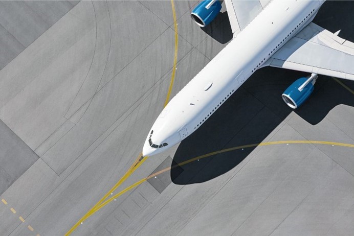 Luchtfoto van vliegtuig dat rijdt over de landingsbaan