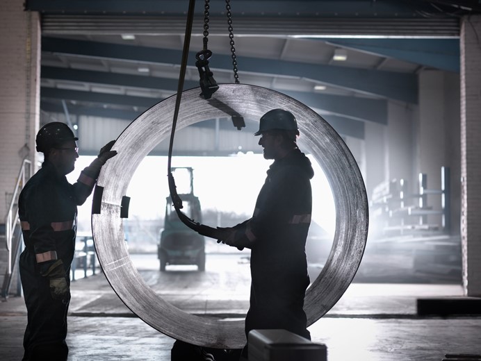 Mannen met helmen op die werken in de zware industrie