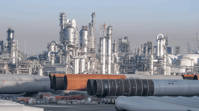 Schoorstenen van de zware industrie tegen een ondergaande zon