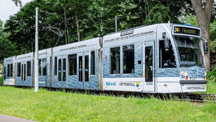 Een tram van het GVB waarop een gehele bestikkering van Vattenfall te zien is
