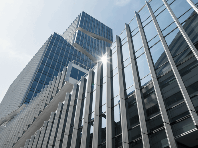 Foto van een hoog flatgebouw met een blauwe hemel 