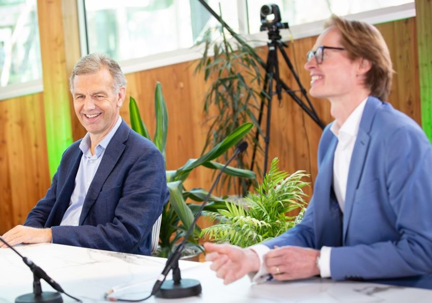 Foto van onze directeur Roderick Glerum aan tafel met vertegenwoordigers van DNBC