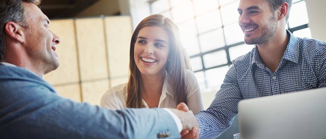 Man en vrouw in gesprek met andere man
