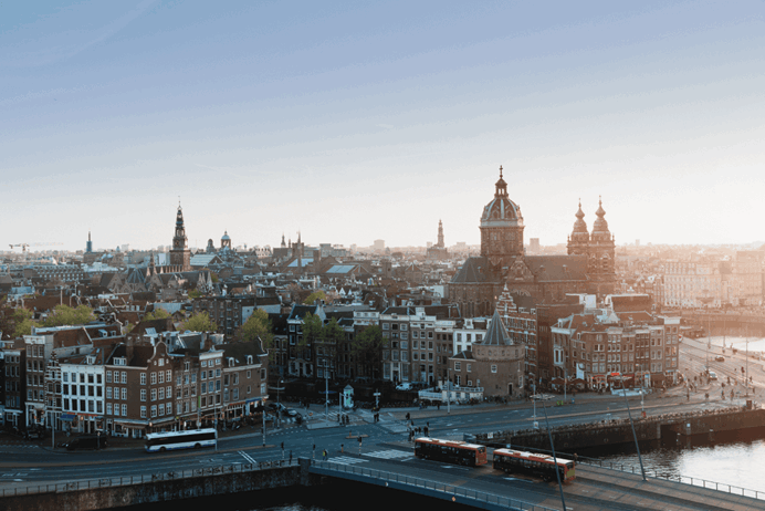 Stad van boven gezien, met blauwe lucht en zon