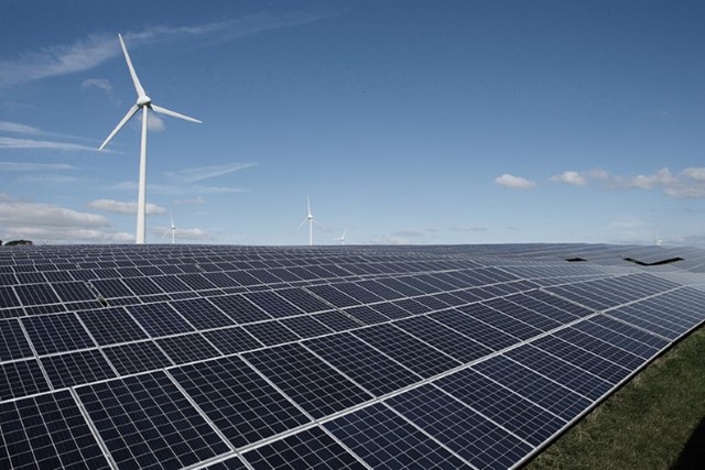Meisje met hond in weiland met windmolens | Vattenfall over energie