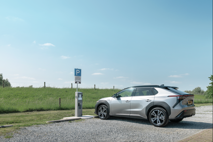 Elektrische auto laadt op bij laadpunt