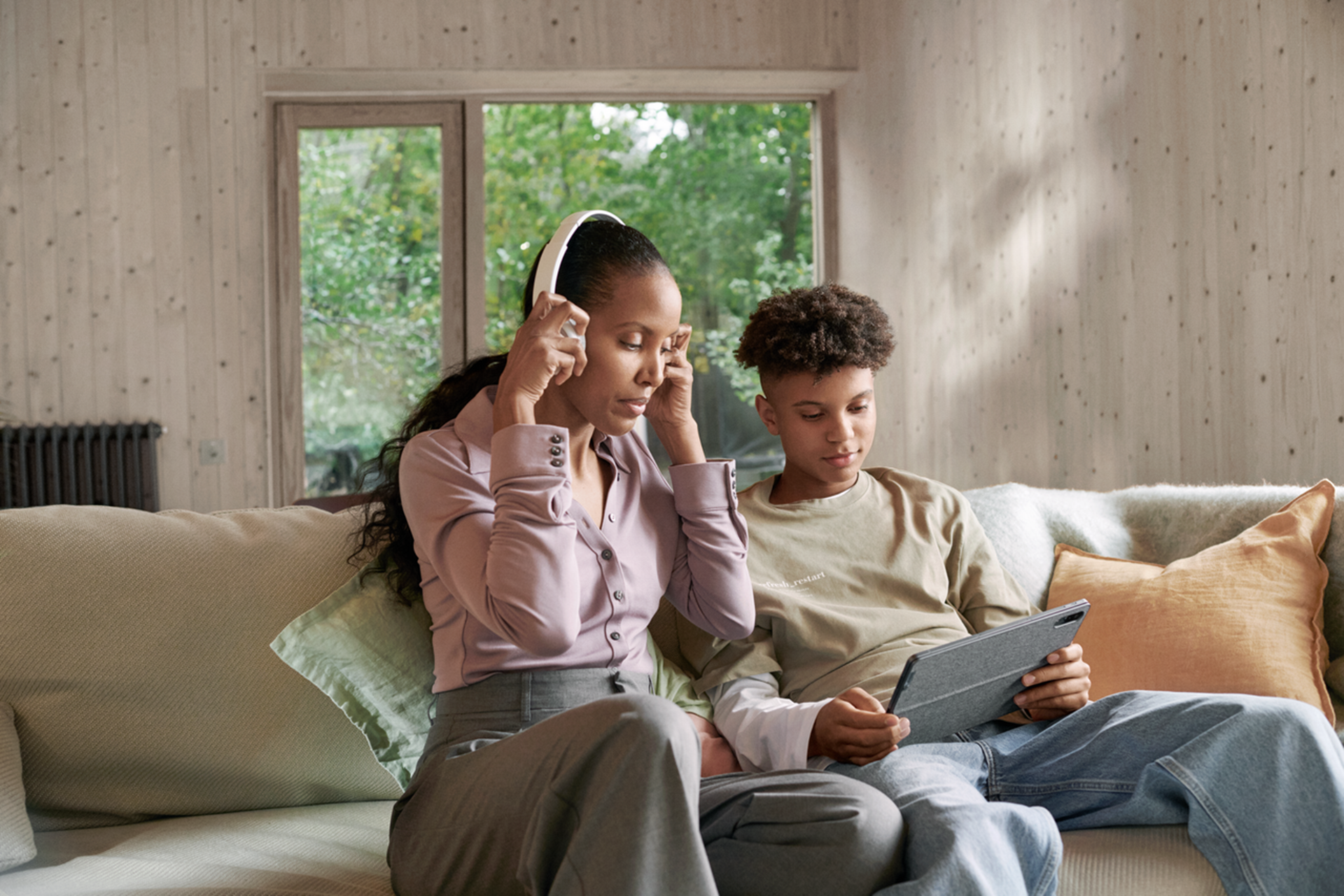 Vrouw en zoon achter een tablet | Vattenfall over energie