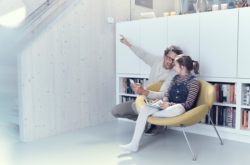 Moeder en dochter op stoel thuis in kamer | Vattenfall
