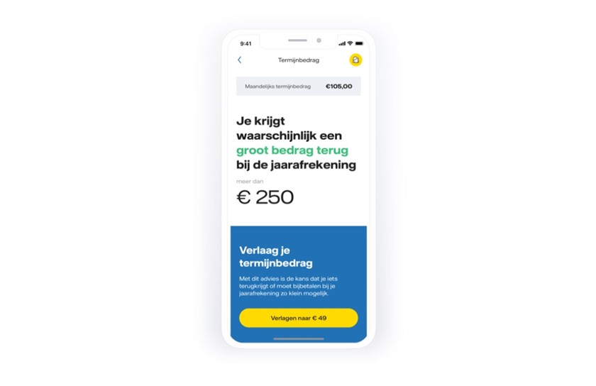 Smartphone in de hand met Verbruiksoverzicht
