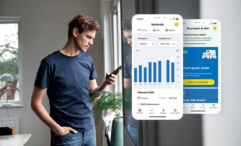 Man in checkt meterstanden in de Energie app op zijn mobiel