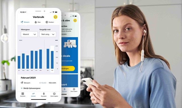 Vrouw met mobiele telefoon in de hand 