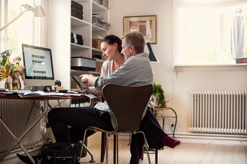 Man en vrouw achter tablet | Vattenfall Energie