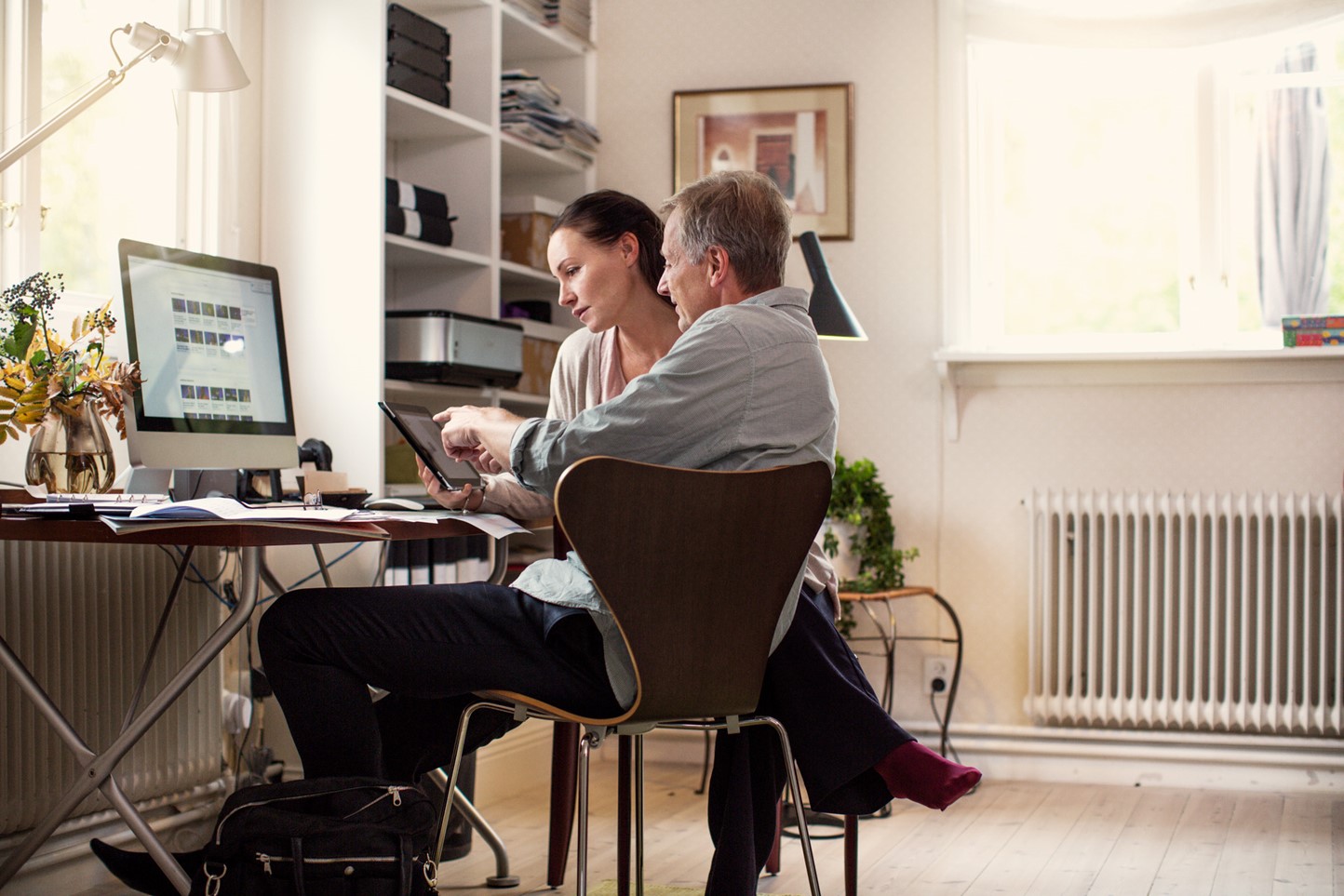 Man en vrouw online bezig met energie aanvragen