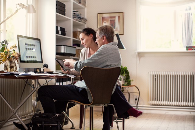 Man en vrouw bekijken de energierekening op hun laptop | Vattenfall energie