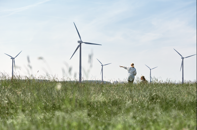Twee vrouwen in weiland met windmolens | Vattenfall over energie