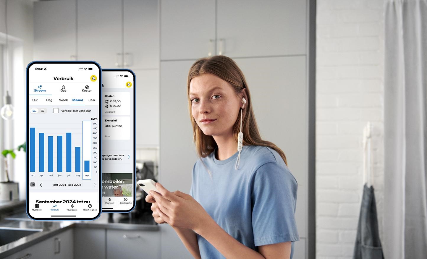 Foto met jonge vrouw die op haar mobiel kan kijken naar de Energie-app van Vattenfall