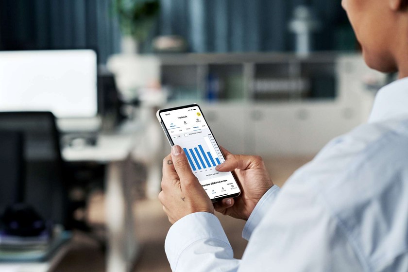 Man bekijkt Mijn Verbruik op smartphone