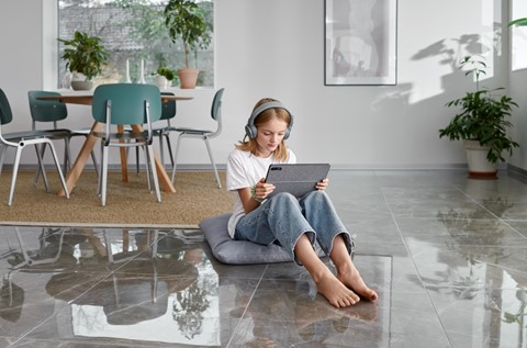 Meisje zittend op de vloer met iPad