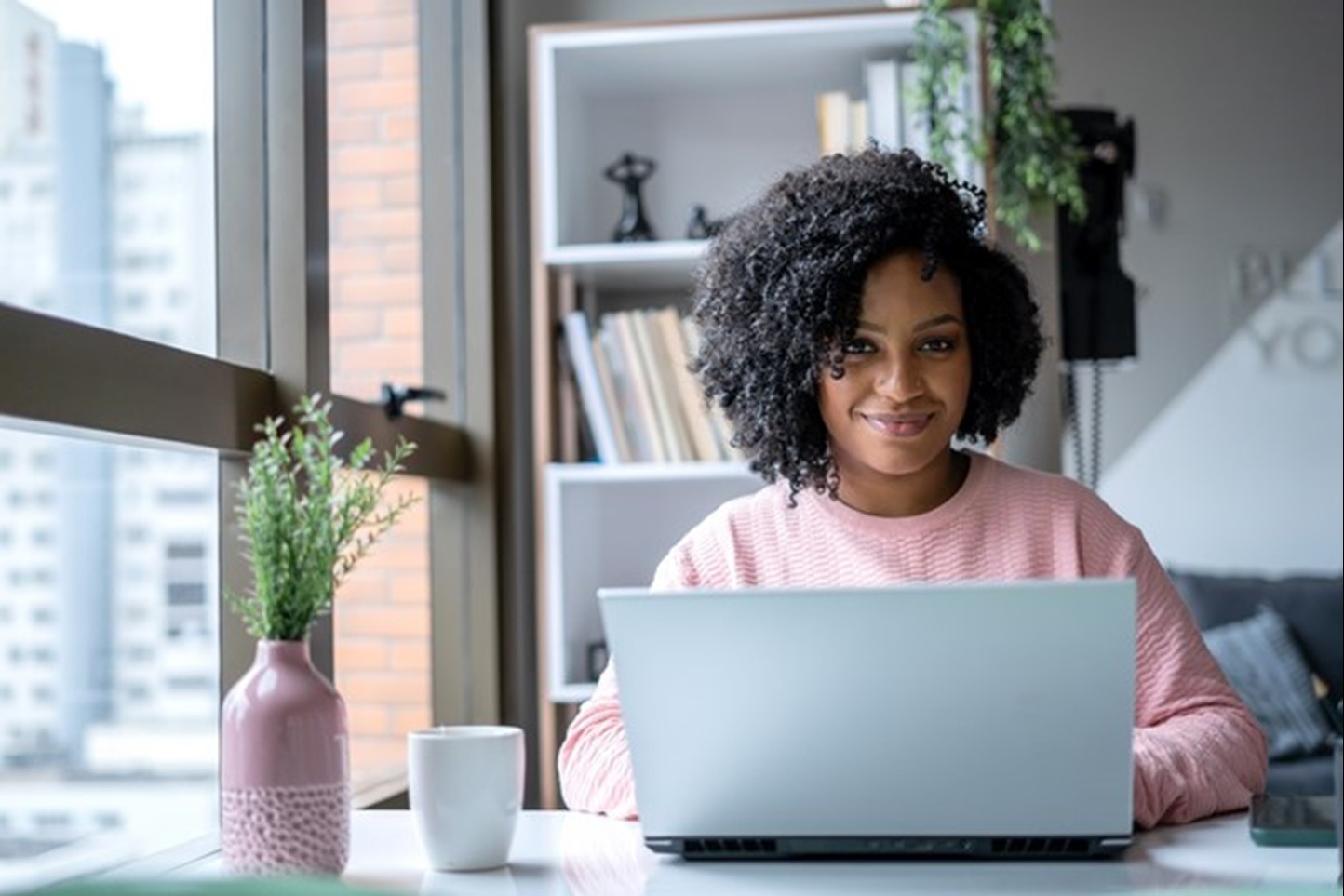 Dame met laptop stelt energieproduct samen | Vattenfall
