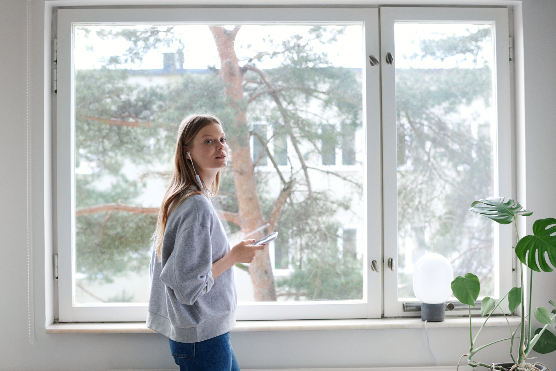Jonge vrouw bij het raam | Vattenfall over stroom opslaan
