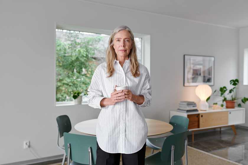 Vattenfall Modelcontract | Vrouw met kopje in de woonkamer