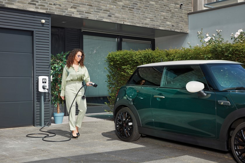 Vrouw met elektrische auto