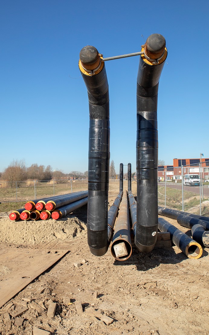 Zinker met twee verticale zwarte warmteleidingen in Arnhem - Geothermie