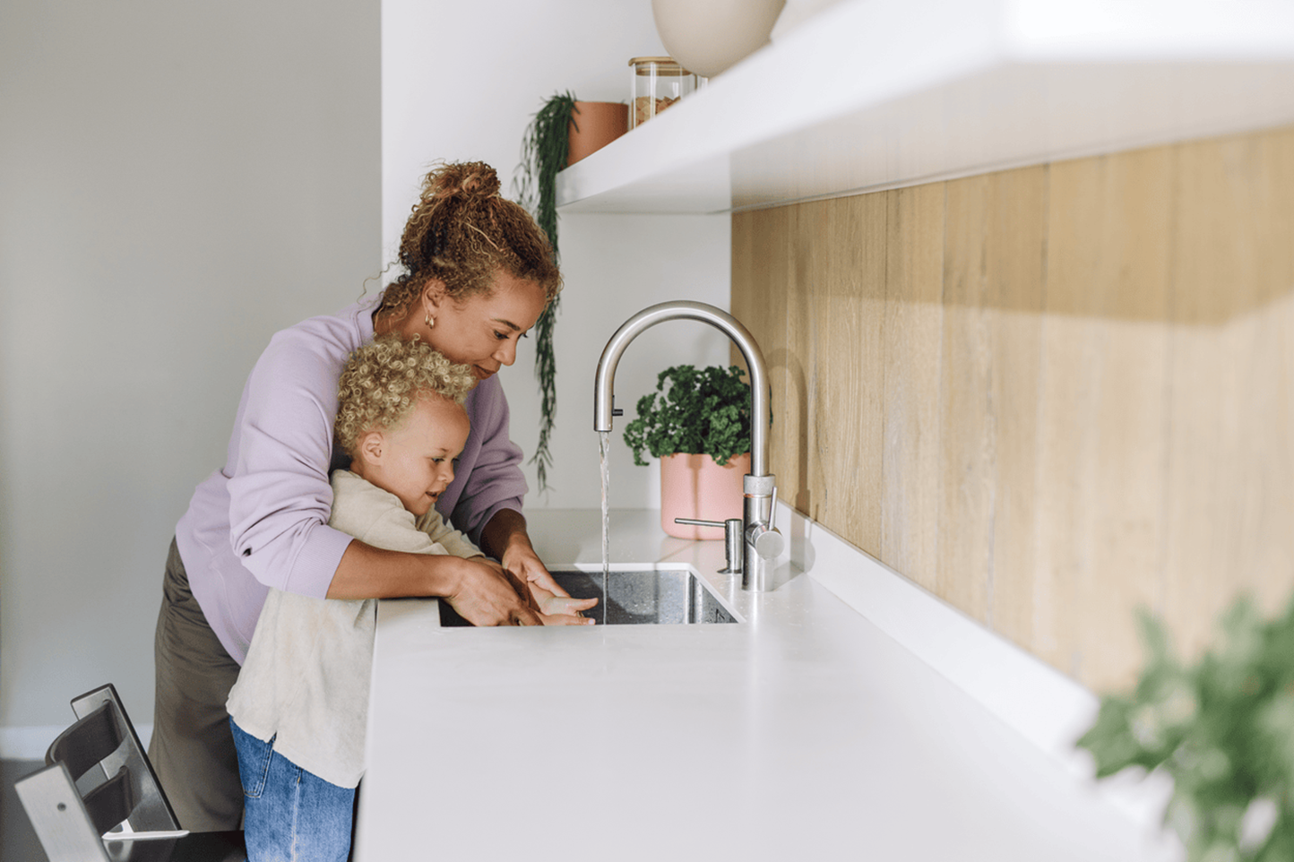 vrouw met kind wassen handen