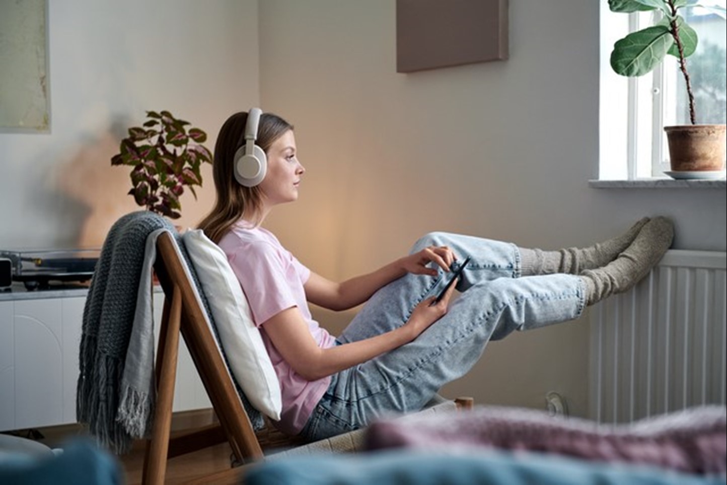 Vrouw met voeten op radiator