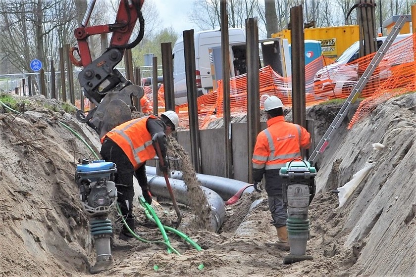 Bouwvakkers werken aan ingraven van stadswarmteleidingen