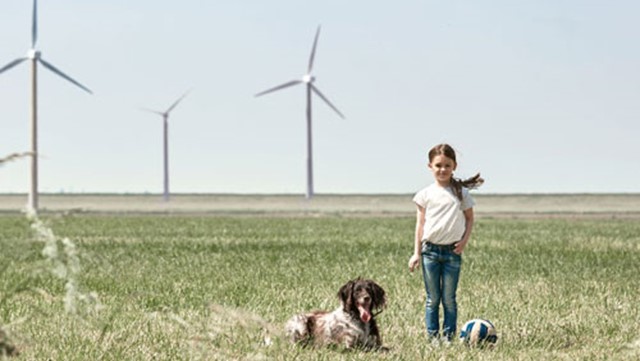 groene stroom | meisje met hond