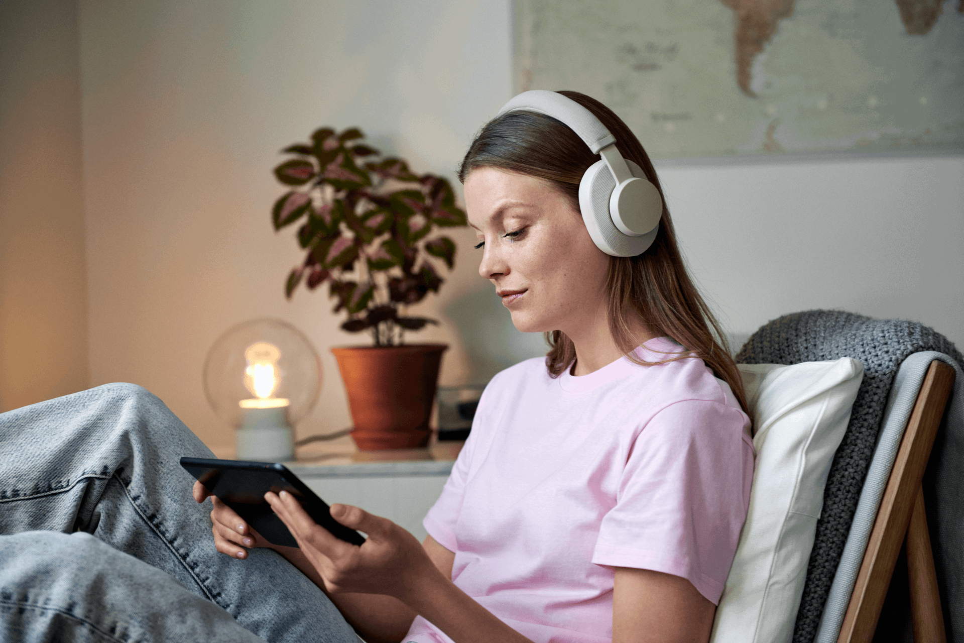 Vrouw leest op tablet met slimme lamp op de achtergrond
