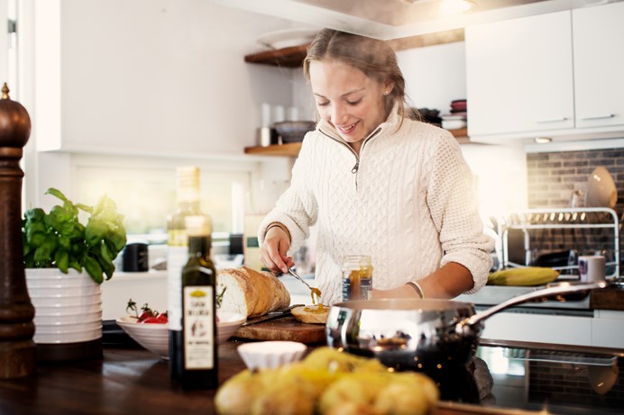Vrouw is aan het koken op inductie