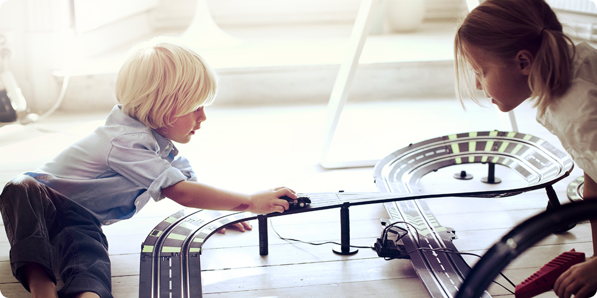  Kinderen spelen met een racebaan l Vatte3nfall energie