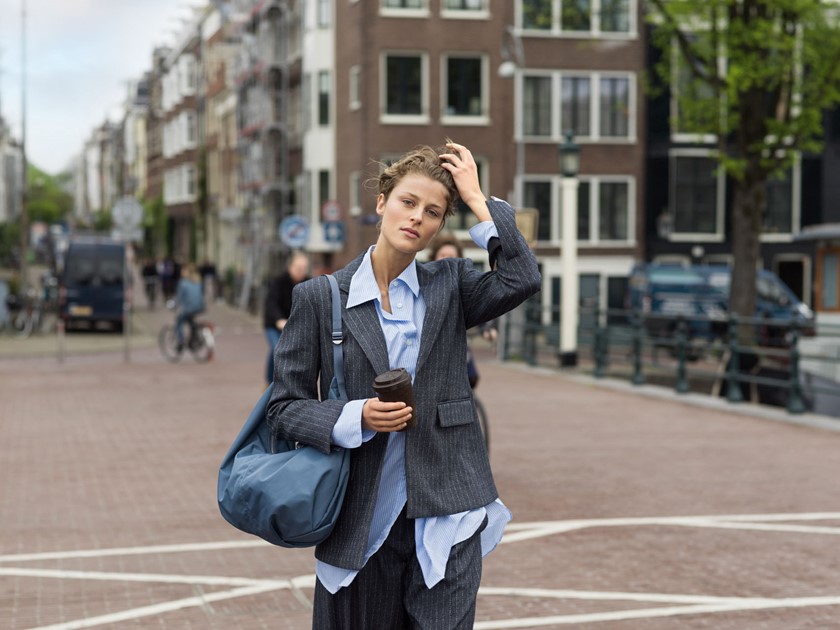 Vrouw wandelt op straat l Vattenfall energie