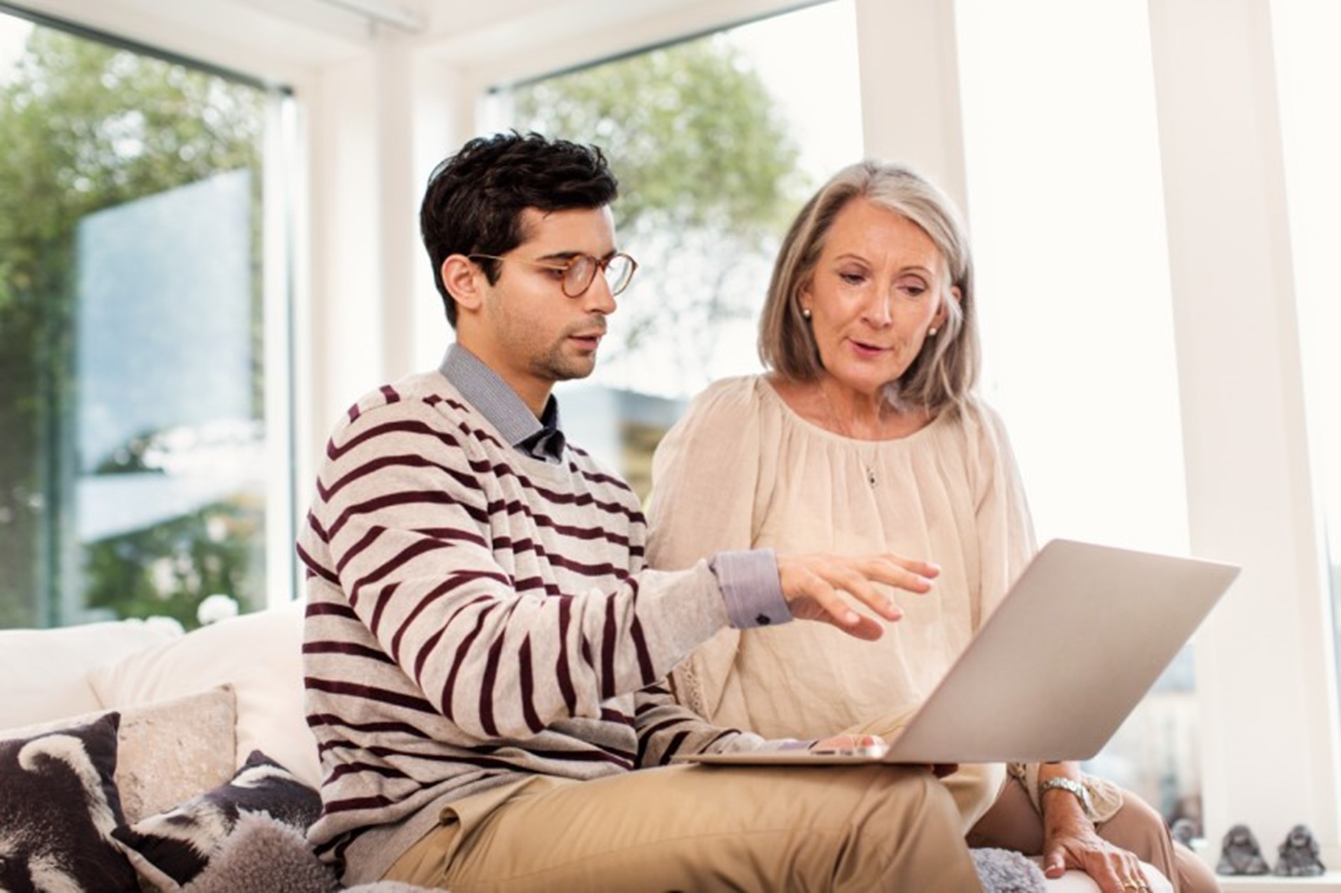 Man legt vrouw iets uit op de laptop l Vattenfall energie