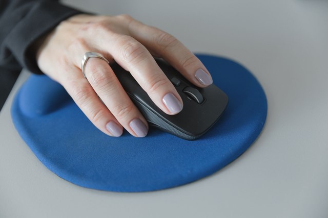 Meterstanden kloppen niet op de jaarafrekening l Vrouw houdt computermuis vast | 
