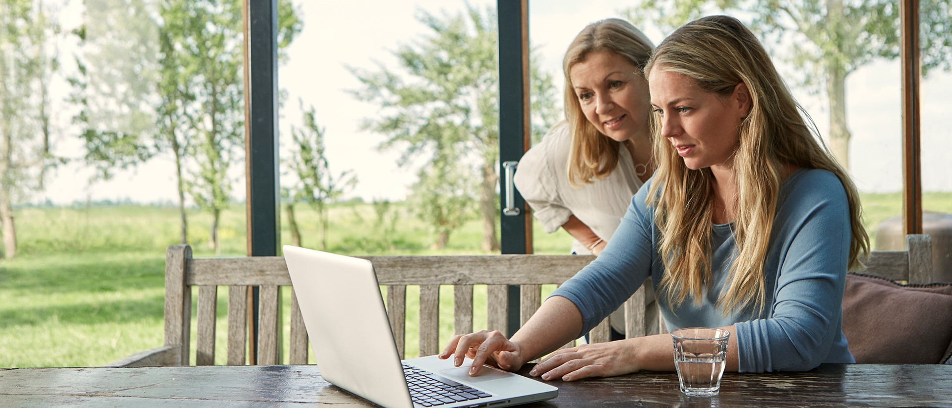 Twee dames aan tafel kijkend op een laptop l Vattenfall energie