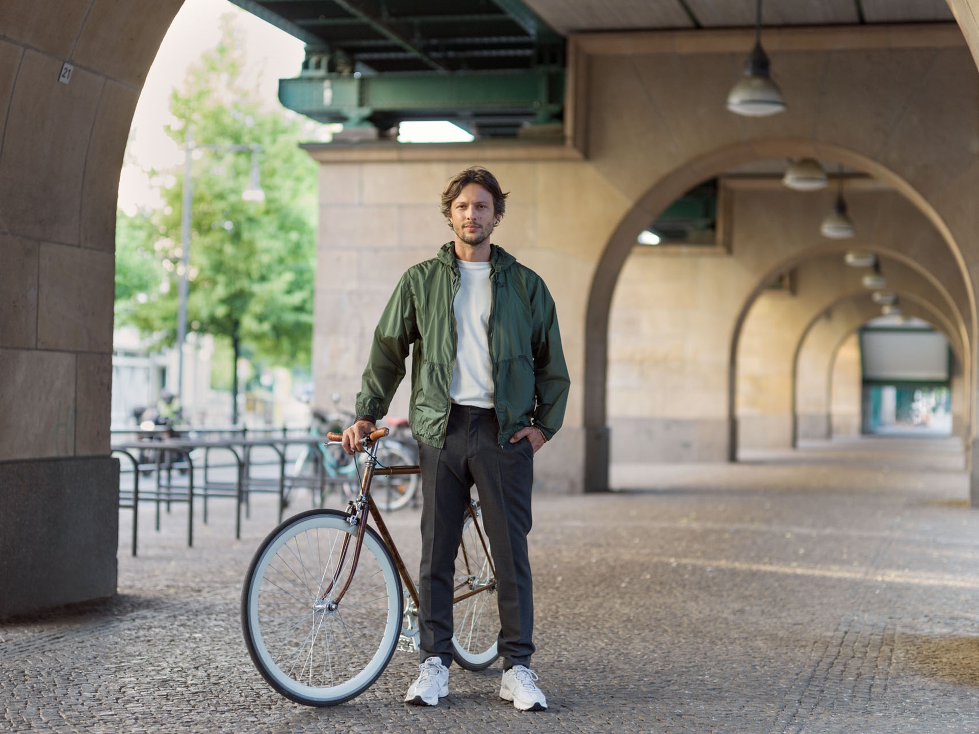 Man staat met fiets in een corridor l Vattenfall energie