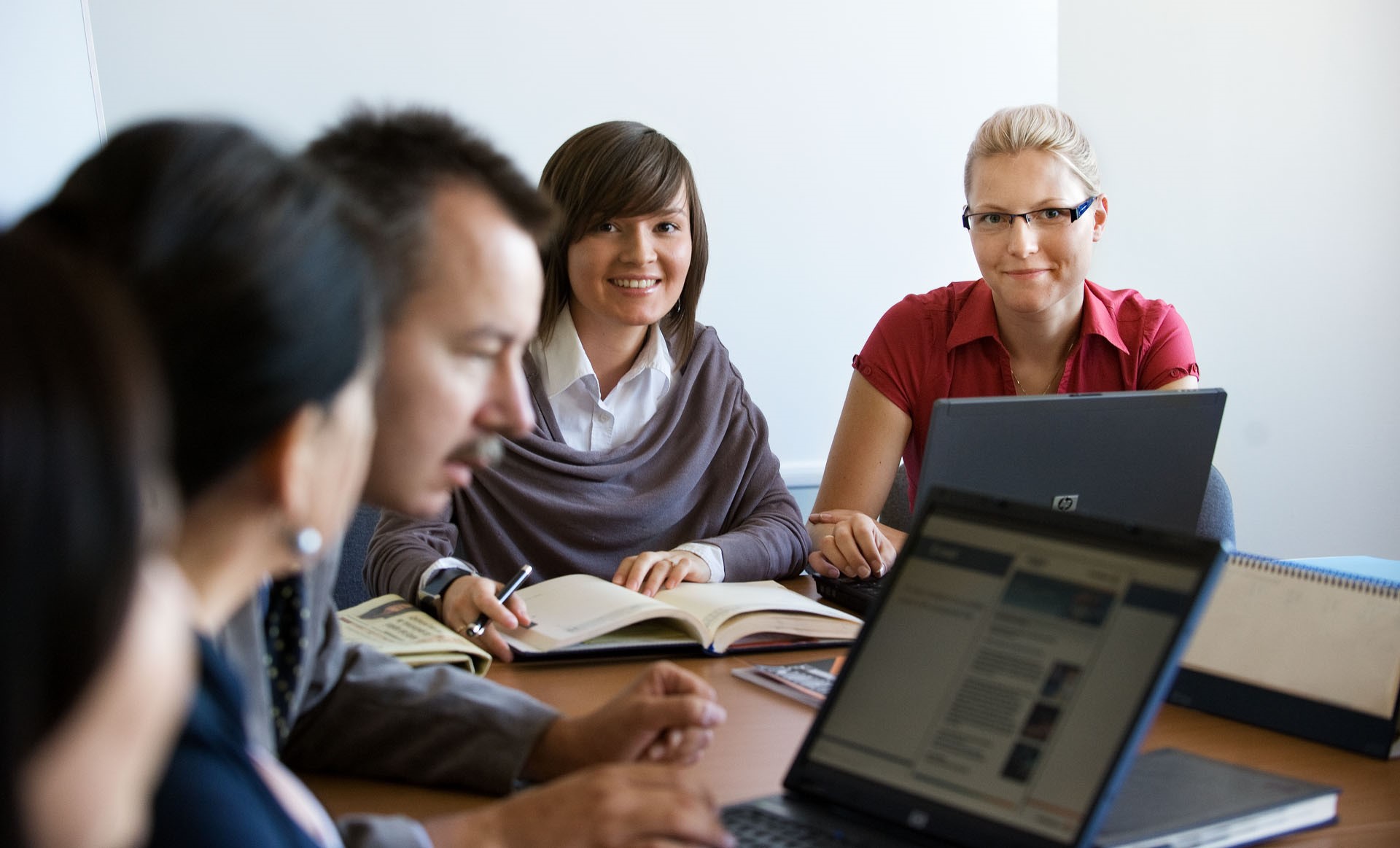 Aantal mensen in bespreking achter hun laptop l Vattenfall energie