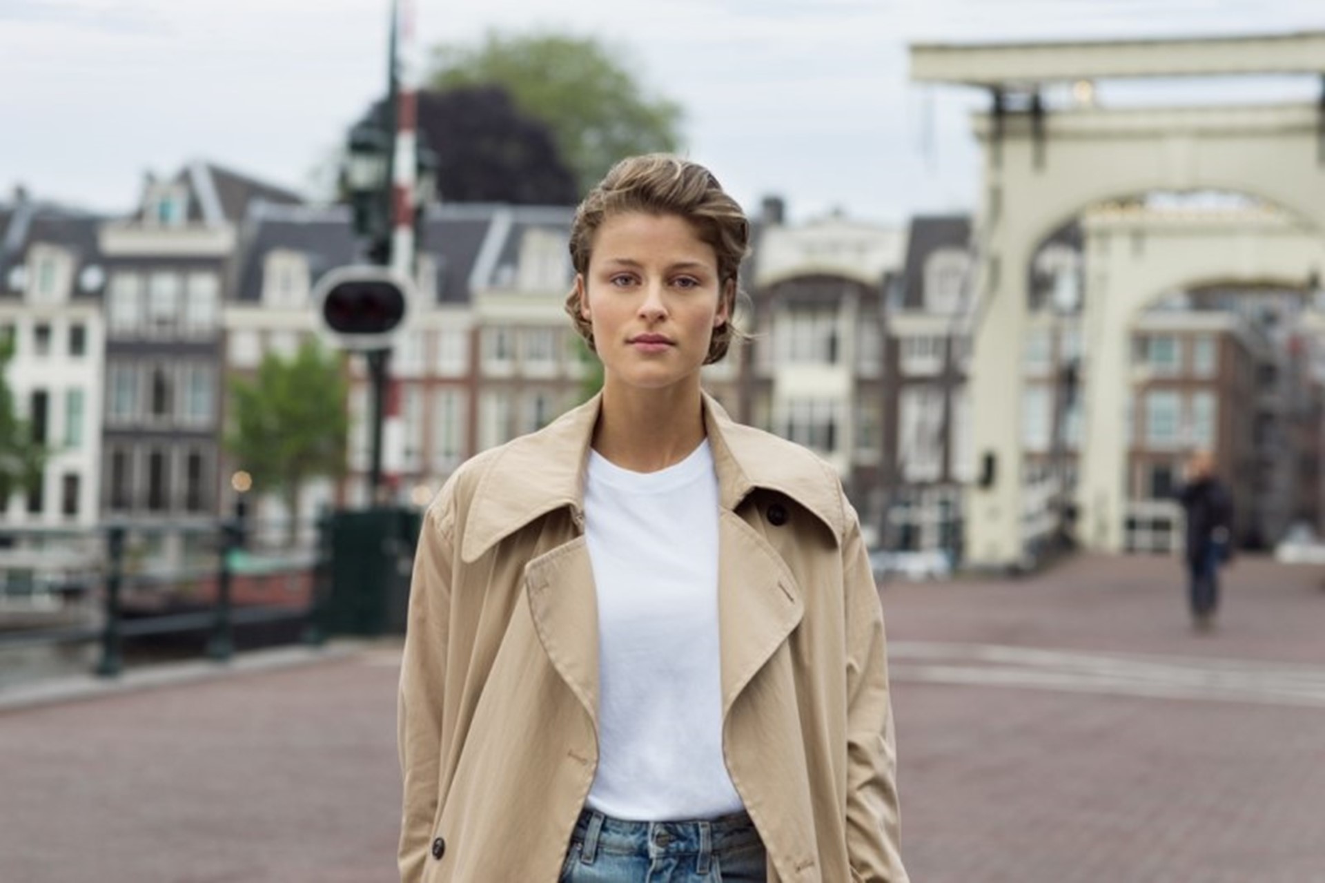 Mijn Vattenfall l Vrouw poseert voor een brug in de stad 