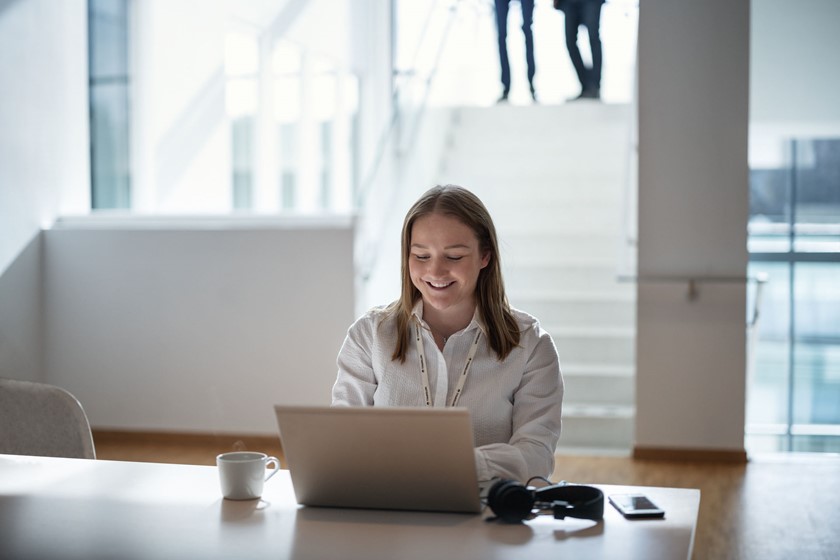 Meterstanden kloppen niet l Vrouw achter laptop op kantoor 