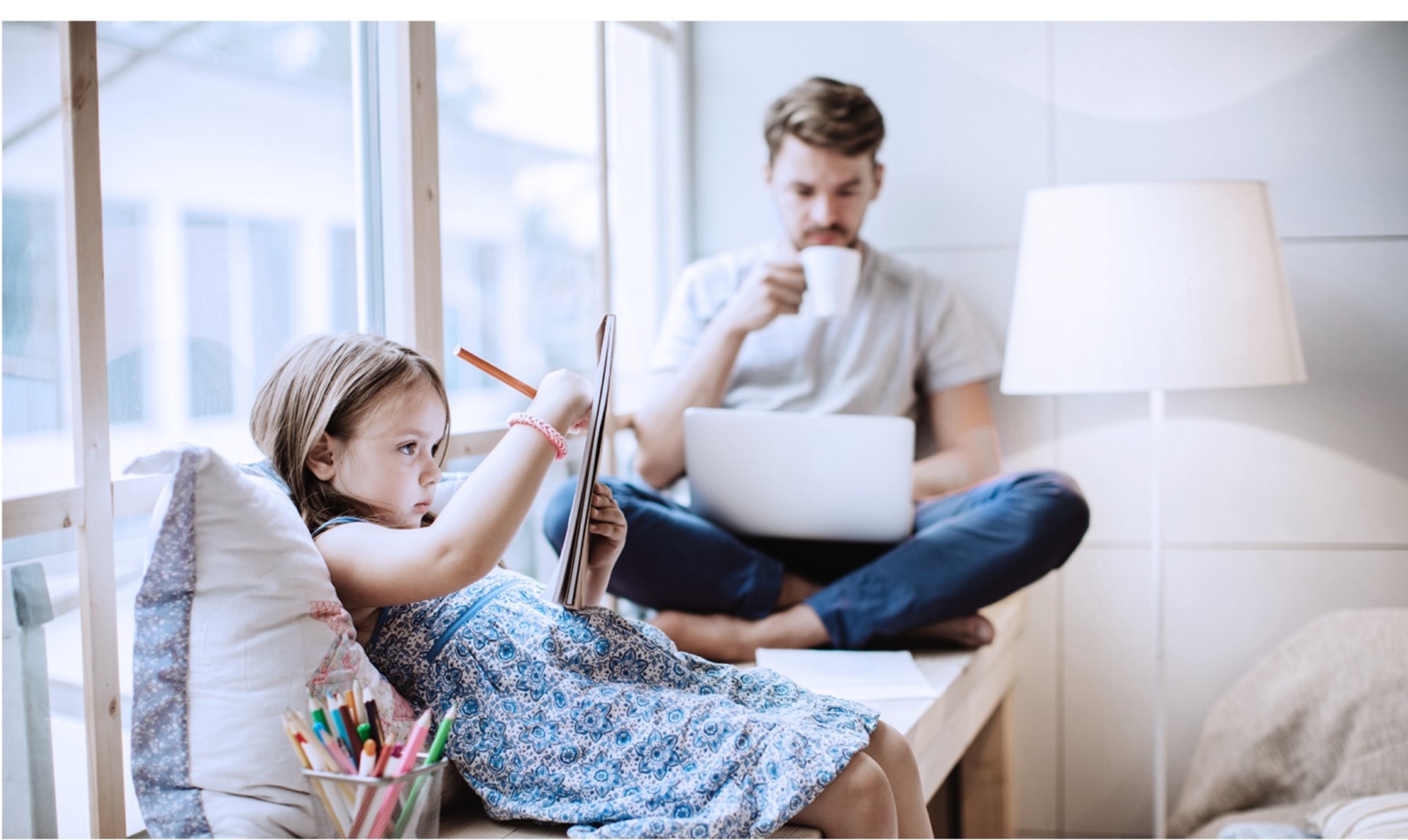 Gas aansluiten in je nieuwe huis | Meisje is aan het tekenen met vader aan het werk op de laptop