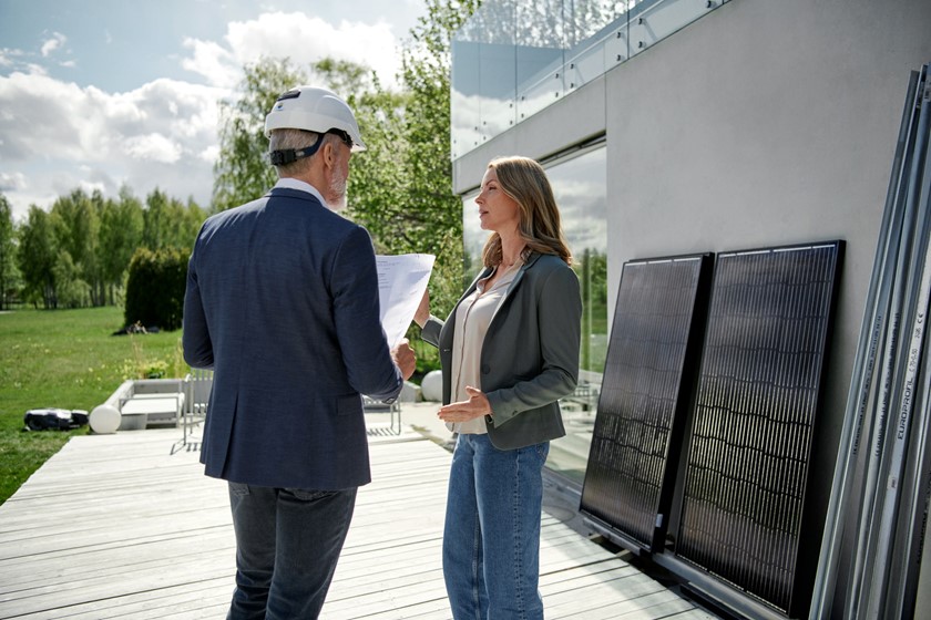 Man en vrouw staan te overleggen over zonnepanelen