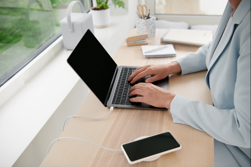 Vrouw typt op een laptop