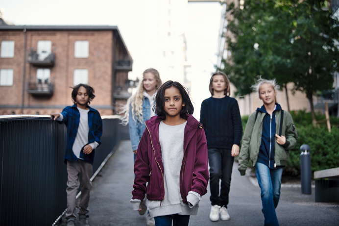 Groepje kinderen op een plein