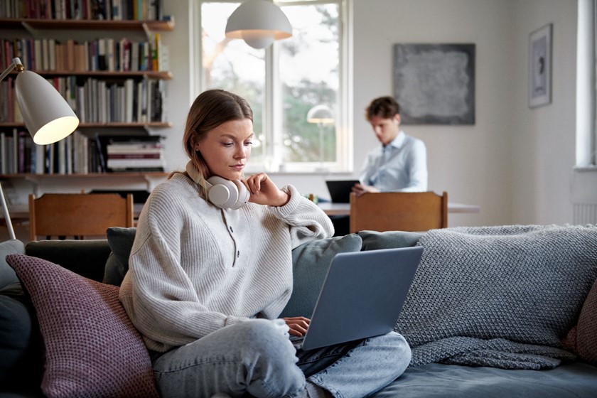 Een man en een vrouw werken samen vanuit een woonkamer: welke energie kies jij?