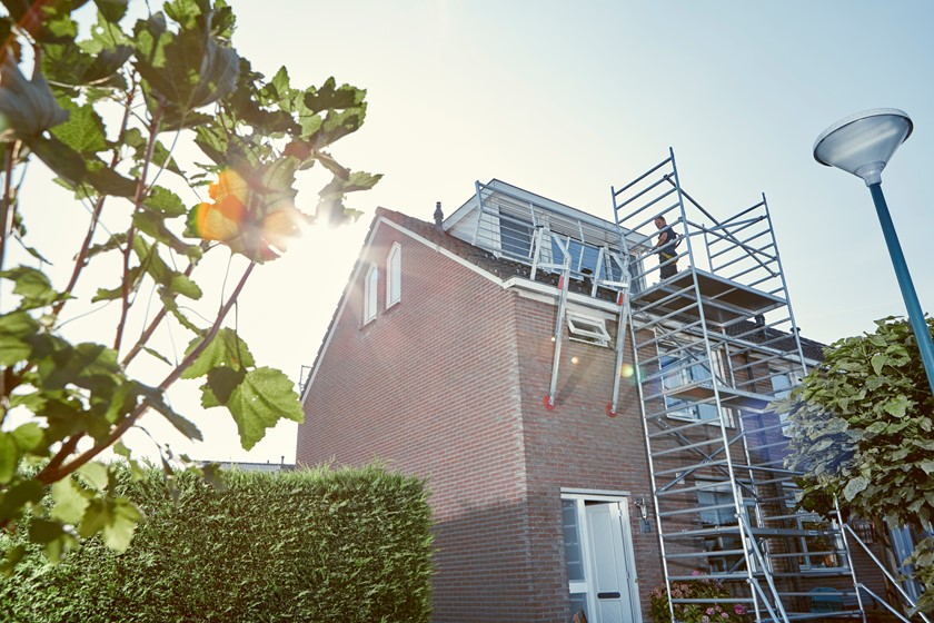 Man installeert omvormer | Vattenfall over zonnepanelen